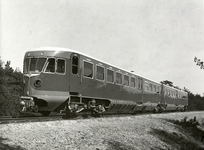 151346 Afbeelding van het diesel-electrische treinstel DE 2 nr. 61 (serie 61-106/Blauwe Engel) van de N.S. ter hoogte ...